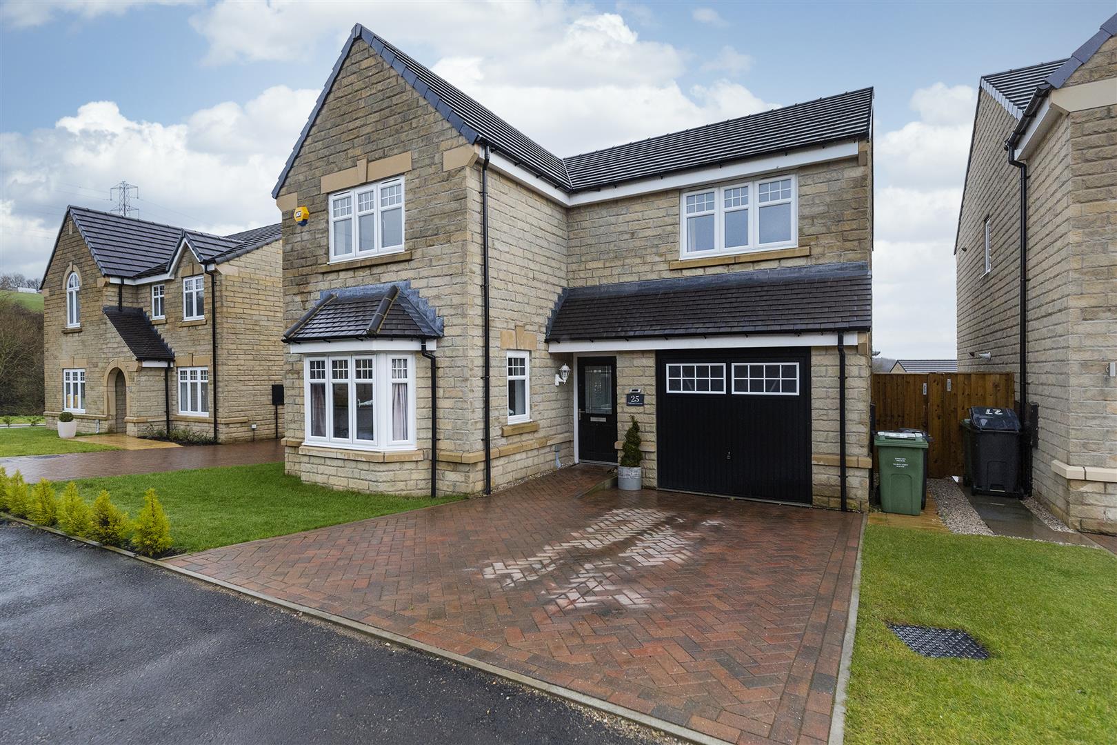 House Detached Oaklands Crescent, Birchencliffe, Huddersfield